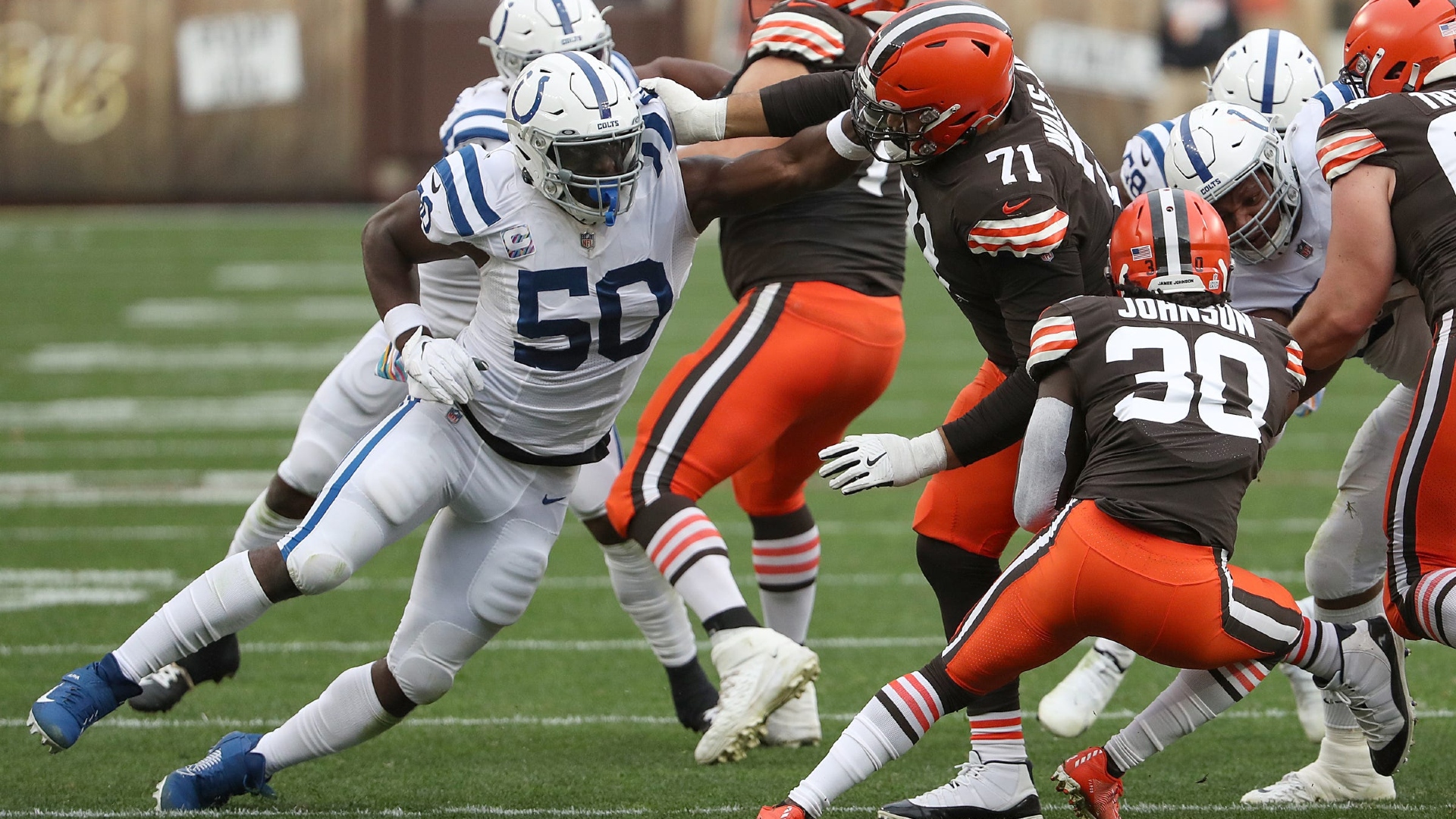 Justin Houston evades a Browns offensive lineman