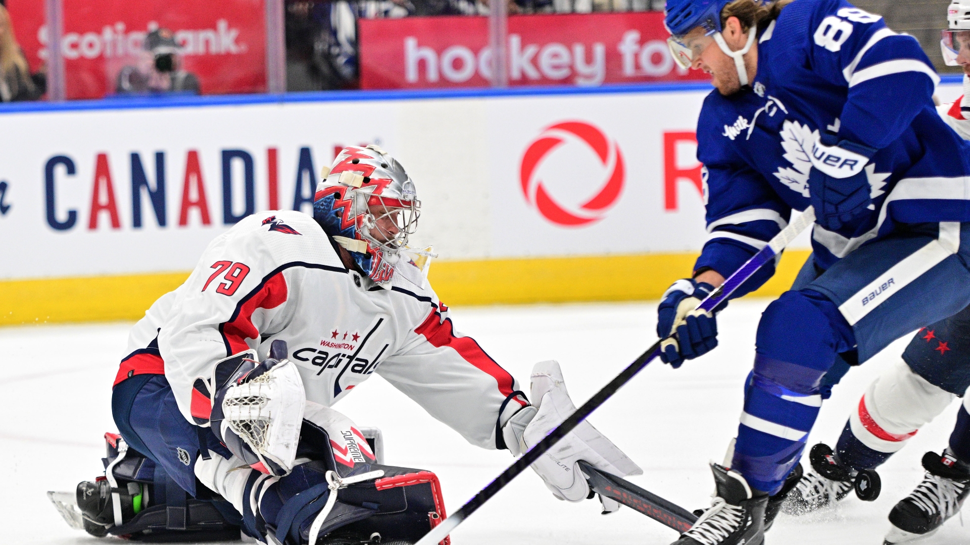 Capitals goalie Charlie Lindgren stops a shot by Maple Leafs forward William Nylander
