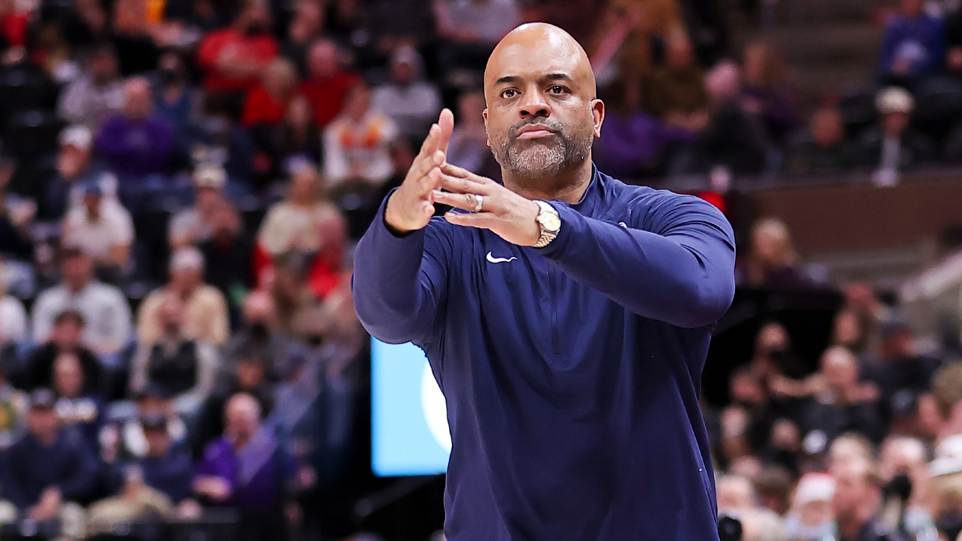 Wizards head coach Wes Unseld Jr. calls a timeout