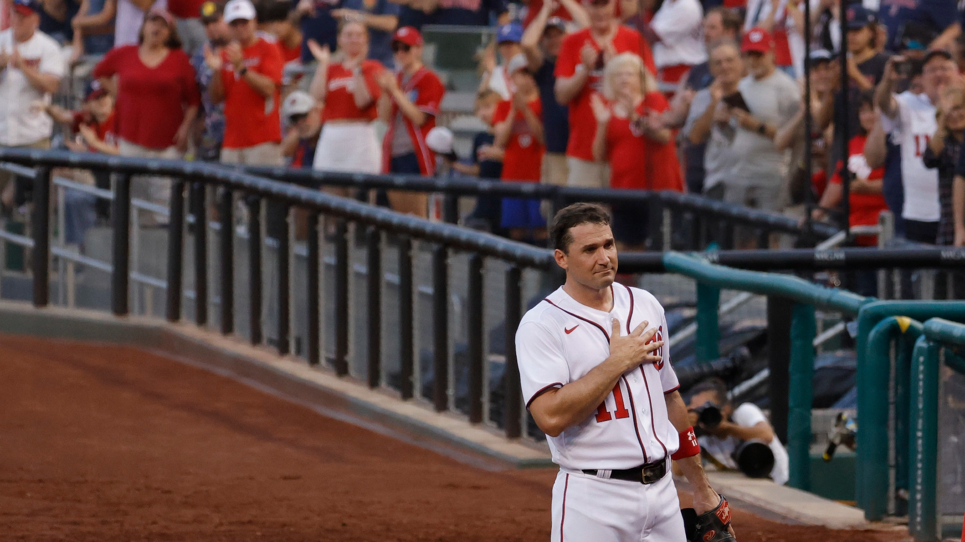 Ryan Zimmerman receives a standing ovation during his final game with the Nationals