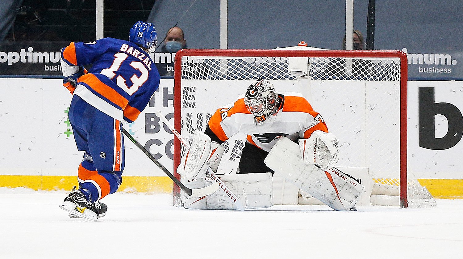 NHL negotiation deadline: with Flyers pondering moves, Carter Hart impresses, but the team falls into a firefight for the islanders